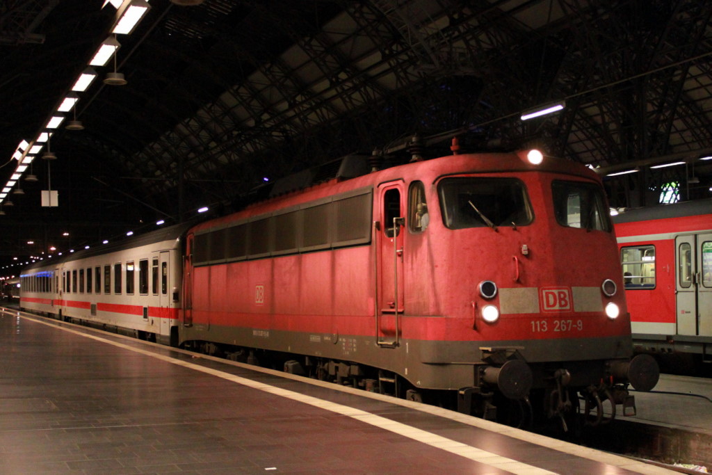 113 267-9 steht am Abend 25.05.2011 im Frankfurter Hbf