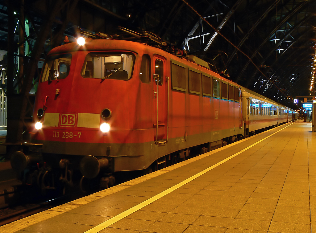 113 268-7 am IC 2332 an Gleis 7 in K�ln Hbf am 12.12.2010