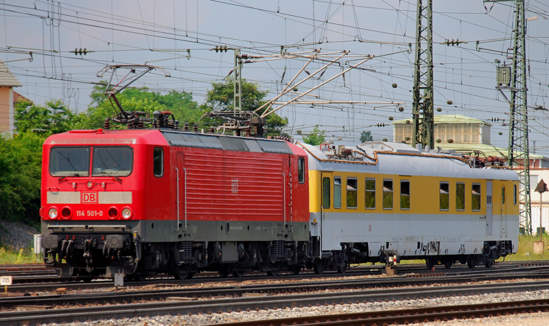 114 501-0, aufgenommen am 29.06.10, bei der Durchfahrt durch Treuchtlingen.