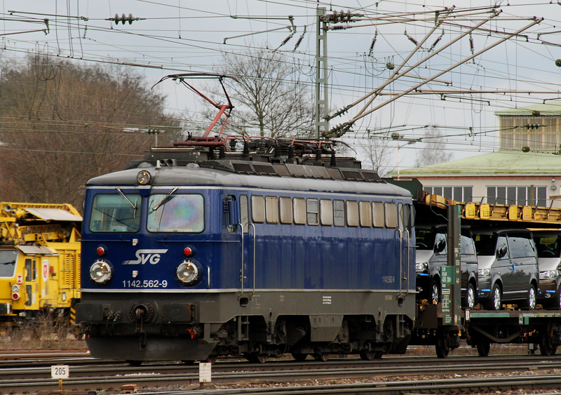 1142.562-9, eine alte �sterreicher-Lok in Diensten der Staudenbahn, aufgenommen am 01.04.11, bei der Durchfahrt durch Treuchtlingen.