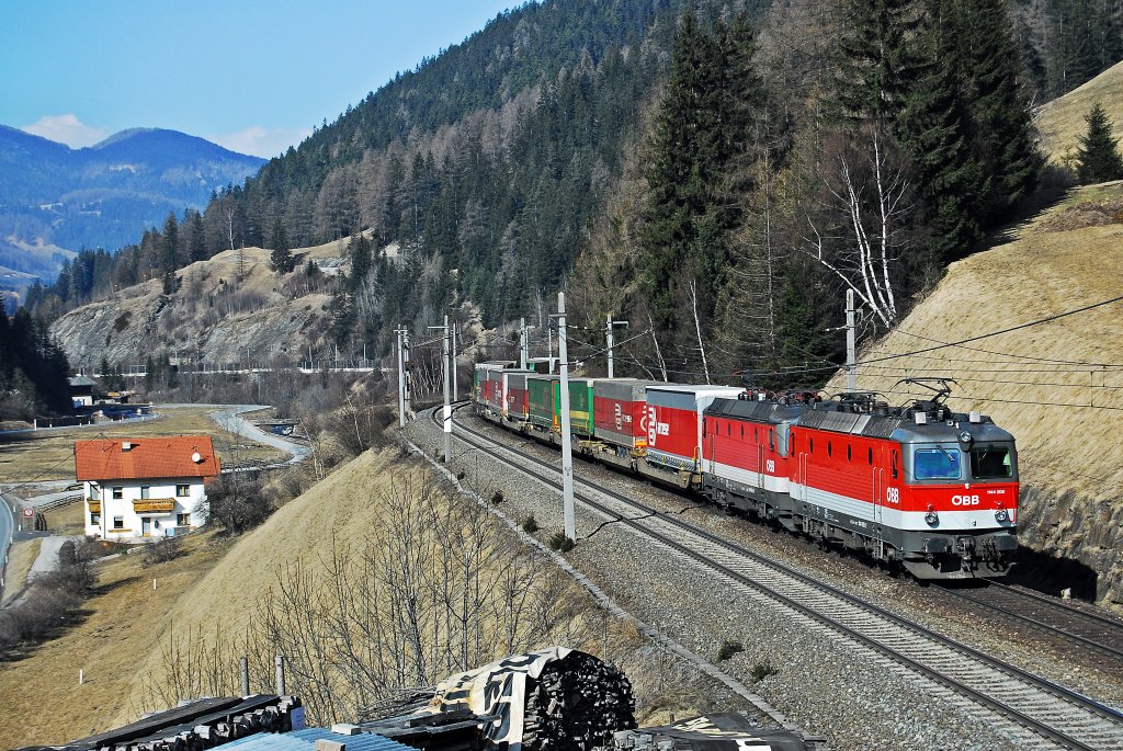 1144 205 + 1444 263 schlengeln sich hinauf zum Brenner.
Aufgenommen in Wolf am Brenner, 19.02.2011.