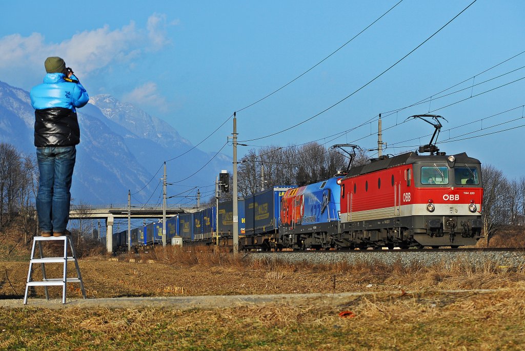 1144 220 + 1116 250 ziehen eine Gemischten G�terzug Richtung Innsbruck.
Aufgenommen in Schwaz am 19.02.2011.