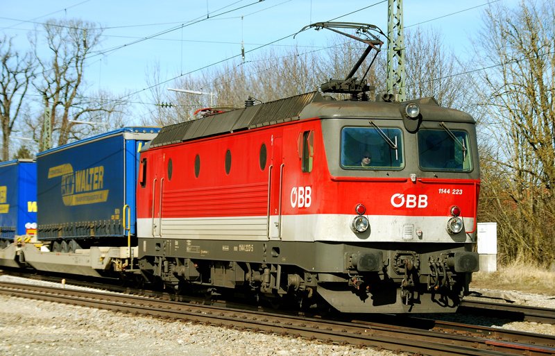 1144 223-5, aufgenommen am 27.02.10, bei der Durchfahrt durch A�ling, Strecke M�nchen-Rosenheim.