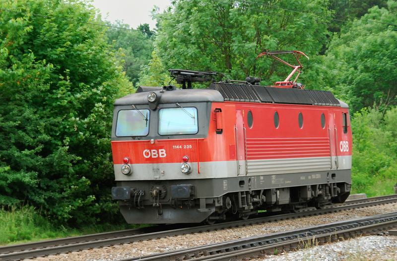 1144 235, aufgenommen am 11.06.11, bei einer Solodurchfahrt durch A�ling.