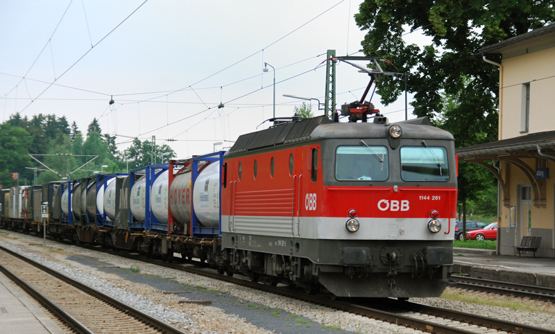 1144 261, aufgenommen am 11.06.11, bei der Durchfahrt durch A�ling, Obb.