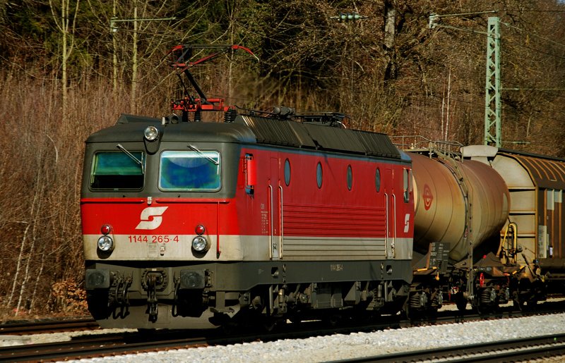 1144 265-4, aufgenommen am 27.02.10, bei der Durchfahrt durch A�ling. Besonderheit: sie ist eine der wenigen, die  nicht  den �BB-Schriftzug auf der Stirnseite tr�gt!