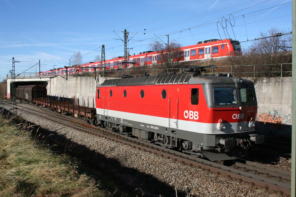 1144 mit G�terzug aus M�nchen-Ost RBF in Richtung Rosenheim.In Waldtrudering