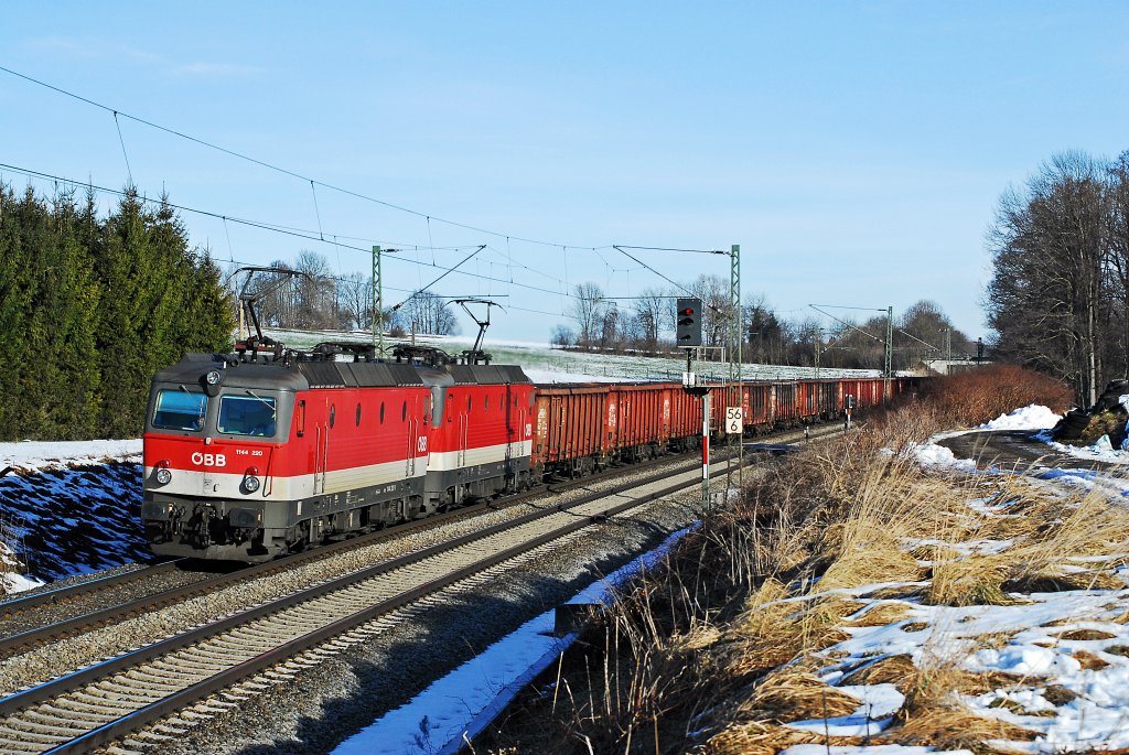 1144er gibt es oft zu sehen, Im Doppel dann schon eher selten.
Am 06.02.2011 konnte die 1144 220 und eine weiter 1144 festgehalten werden.