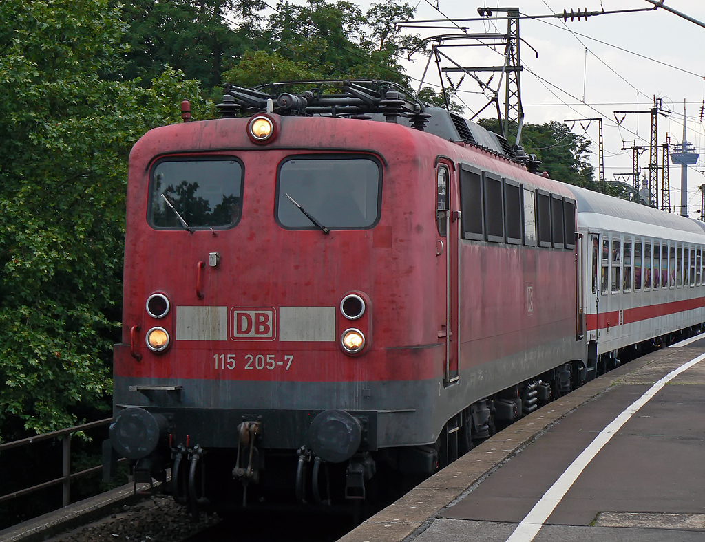 115 205-7 am IC2863 in K�ln/Messe Deutz am 30.07.2010