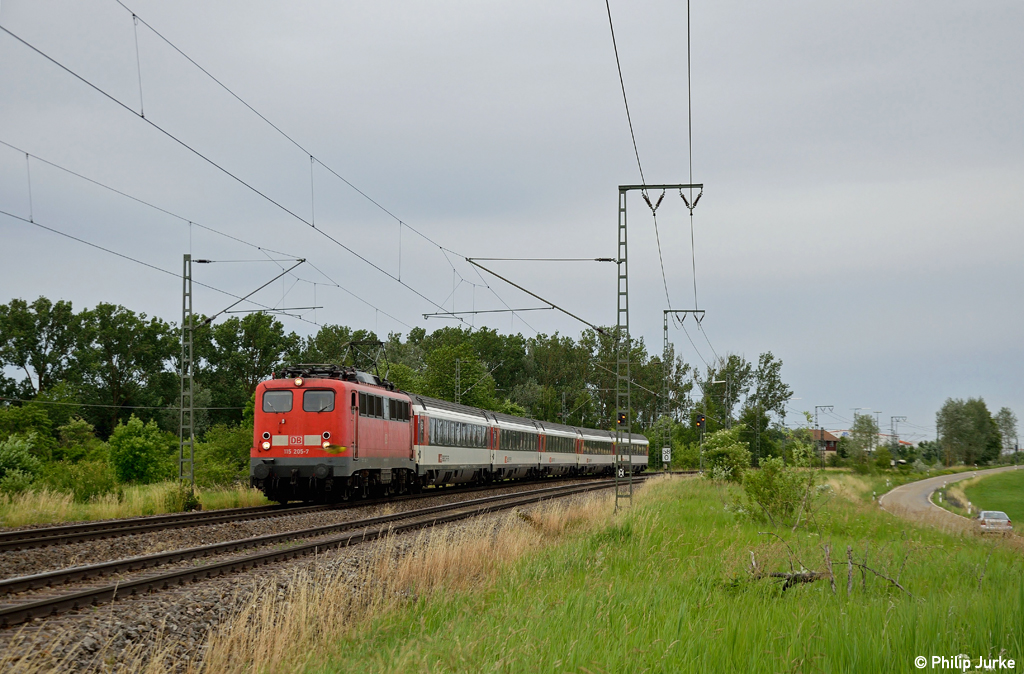 115 205-7 mit dem IC 281 nach Z�rich HB am 24.06.2012 in Eutingen.