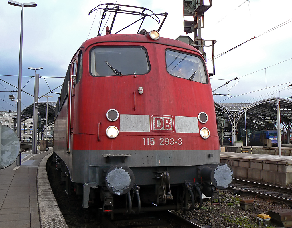 115 293-6 kam mit 120 117-7 am Haken durch K�ln Hbf , hier auf Gleis 2 am 02.05.2010