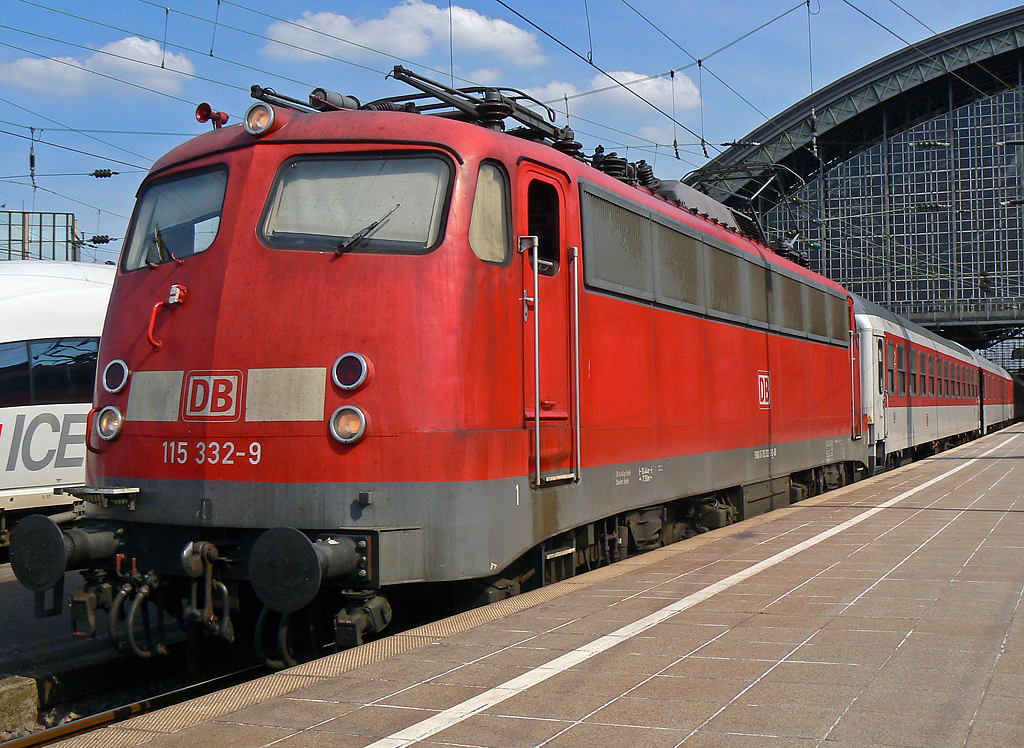 115 332-9 mit AZ aus D´dorf (Umleiter) in K�ln Hbf am 27.06.2010