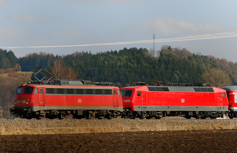 115 346-9 + 120 207-6, aufgenommen vor einem Schad-PbZ, am 11.03.11, kurz vor Mindelaltheim.