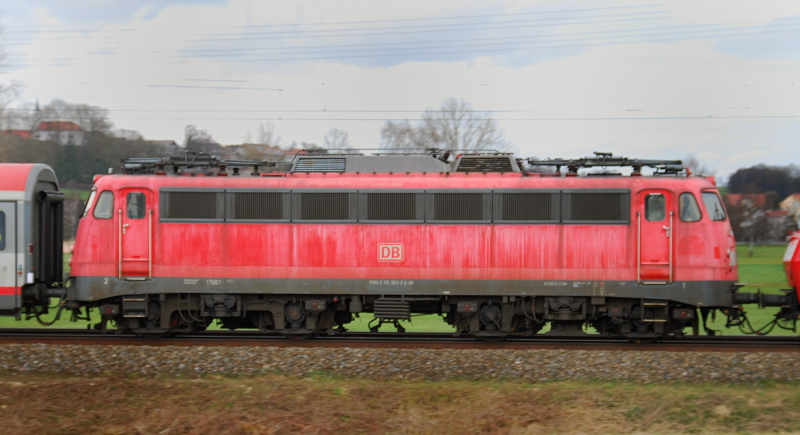115 383-2, aufgenommen als Zweitlok eines Schad-PbZ, am 11.04.13, kurz vor Burgau.
