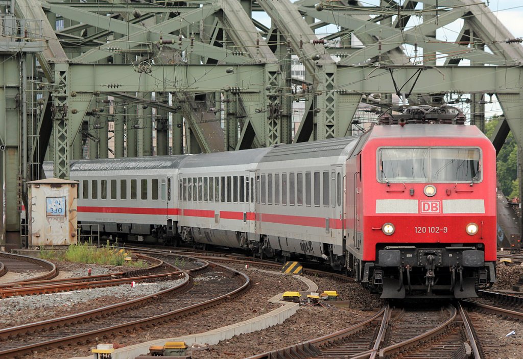 120 102-9 mit IC in K�ln Hbf am 09.07.2011