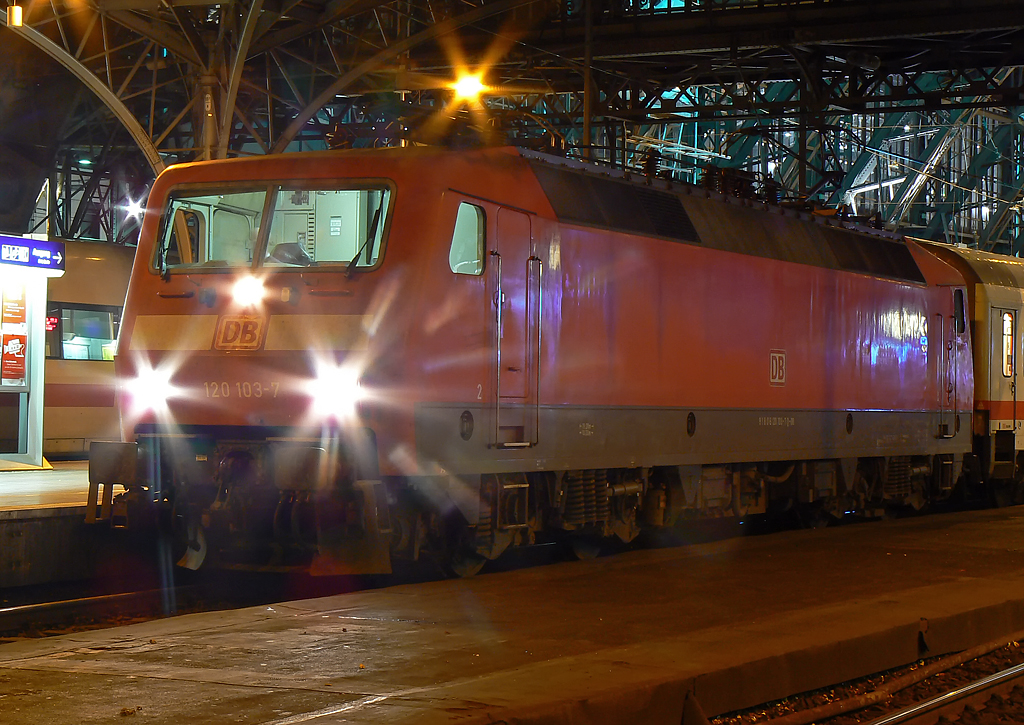 120 103-7 in K�ln Hbf. am 07.11.2010
