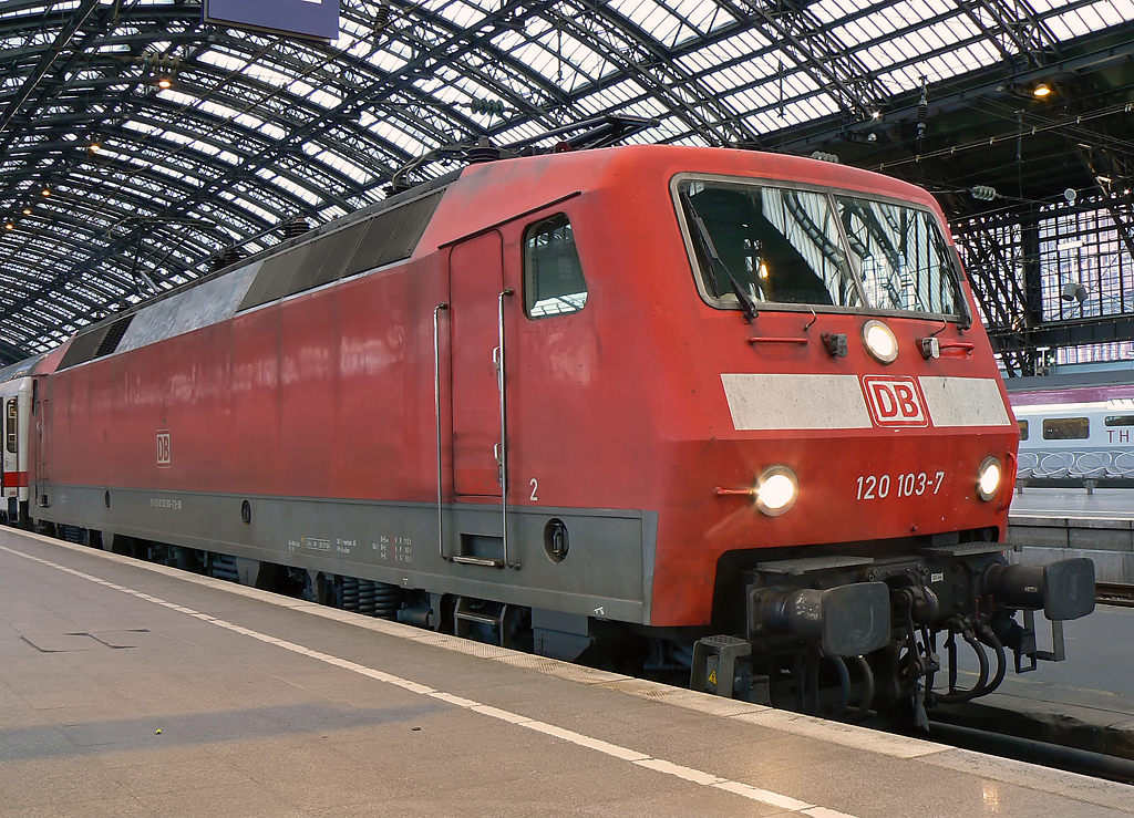 120 103-7 in K�ln Hbf am 02.05.2010