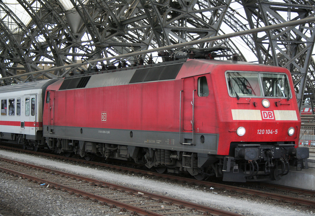 120 104-5 hier beim Halt in Dresden Hbf am 11.07.10