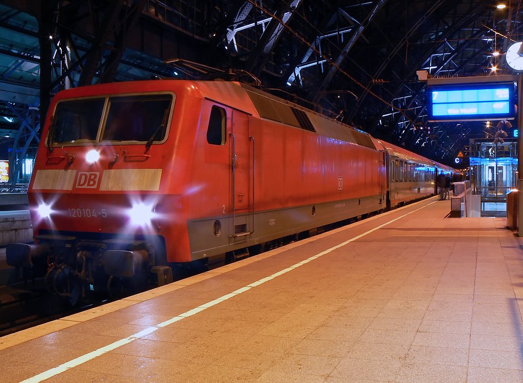 120 104-5 vor dem EN421 nach Wien West Bf. in K�ln Hbf. am 30.01.2010