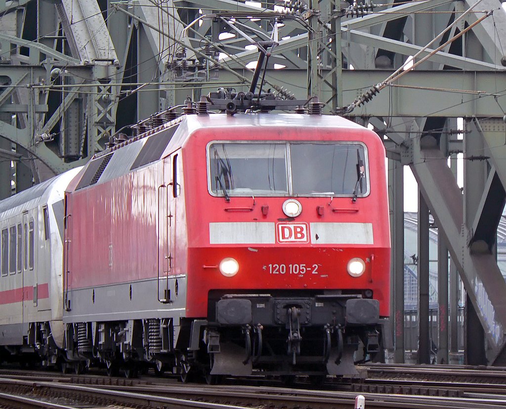 120 105-0 auf dem Weg von K�ln Hbf rtg Deutz am 15.03.2010
