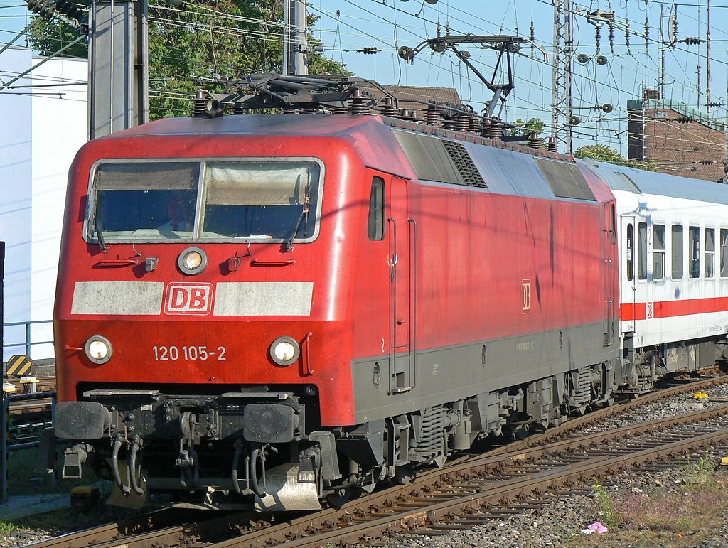 120 105-2 in K�ln Hbf am Morgen des 05.06.2010