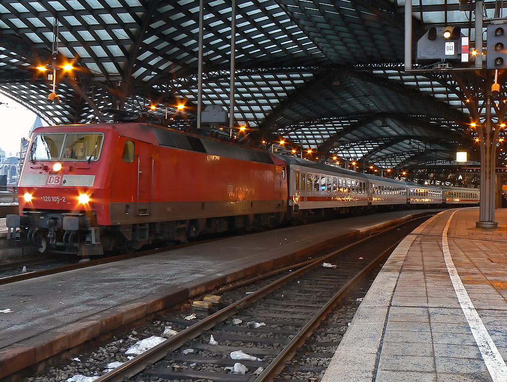 120 105-7 an Gleis 3 in K�ln Hbf am 02.01.2011