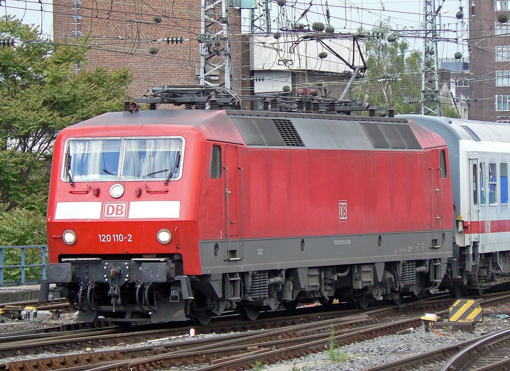 120 110-2 in K�ln Hbf am 30.05.2010