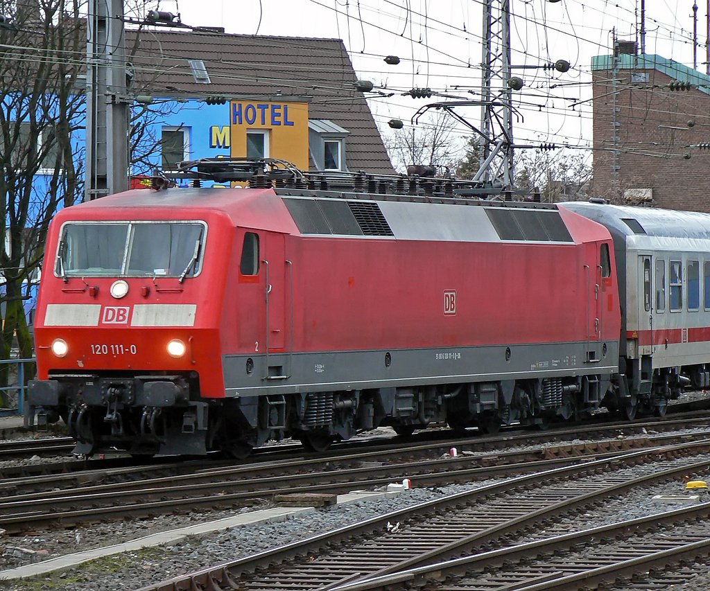 120 111-0 bei der Einfahrt in K�ln Hbf am 28.02.2010