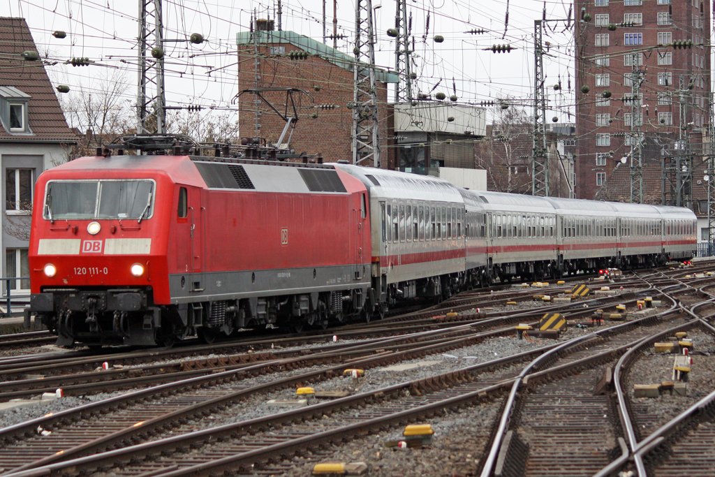 120 111-0  bei der Einfahrt in K�ln Hbf am 28,02,10