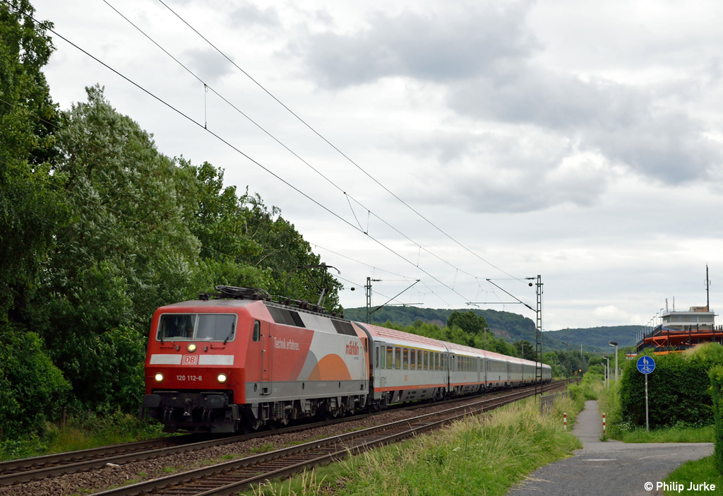 120 112-8 mit dem IC 118 von Salzburg nach M�nster am 22.06.2013 bei Bonn-Limperich.
