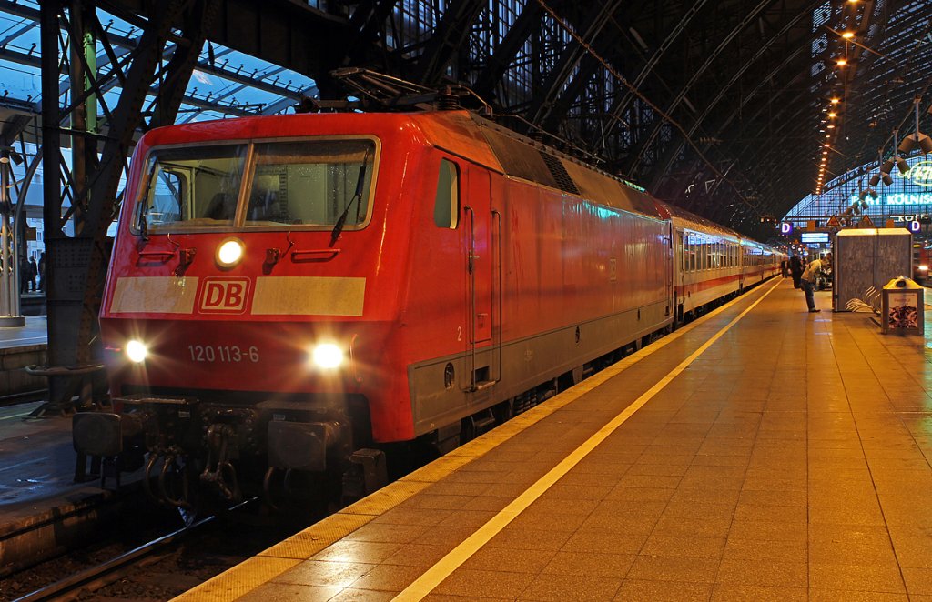 120 113-6 am IC1916 an Gleis 7 in K�ln Hbf am 11.02.2011