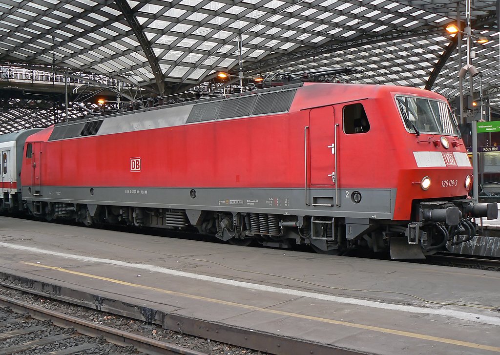 120 119-3 in K�ln Hbf am 15.01.10