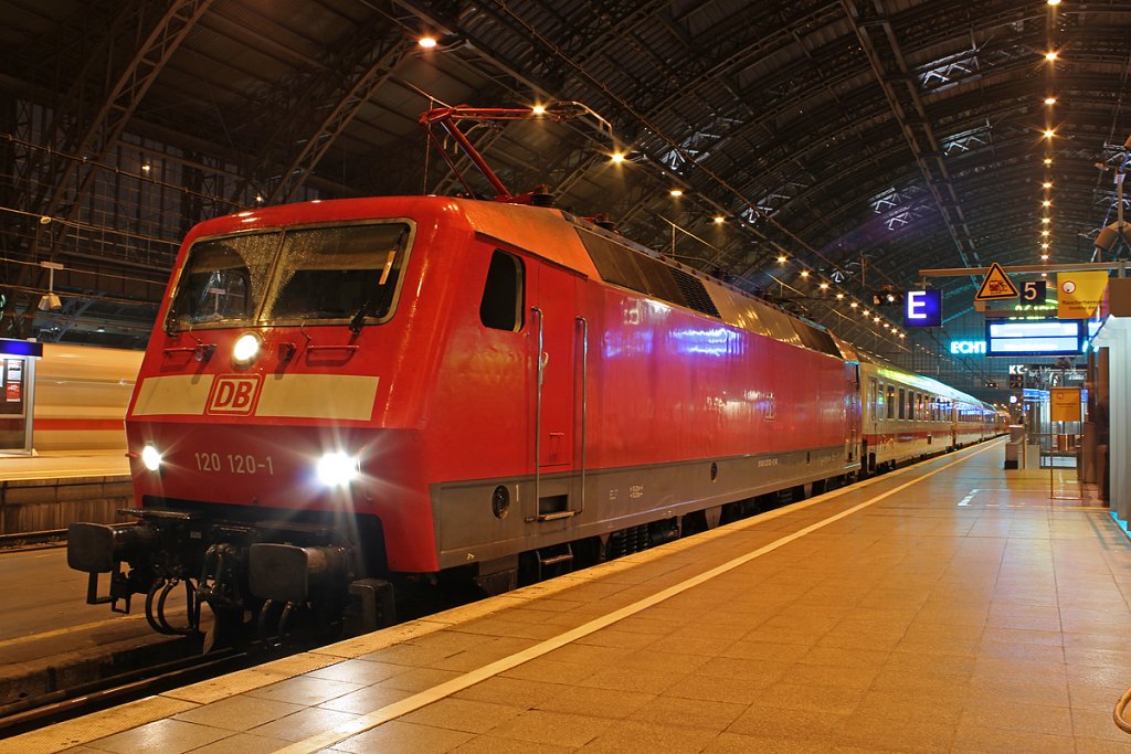 120 120-1 an Gleis 5 in K�ln Hbf am 18.03.2011