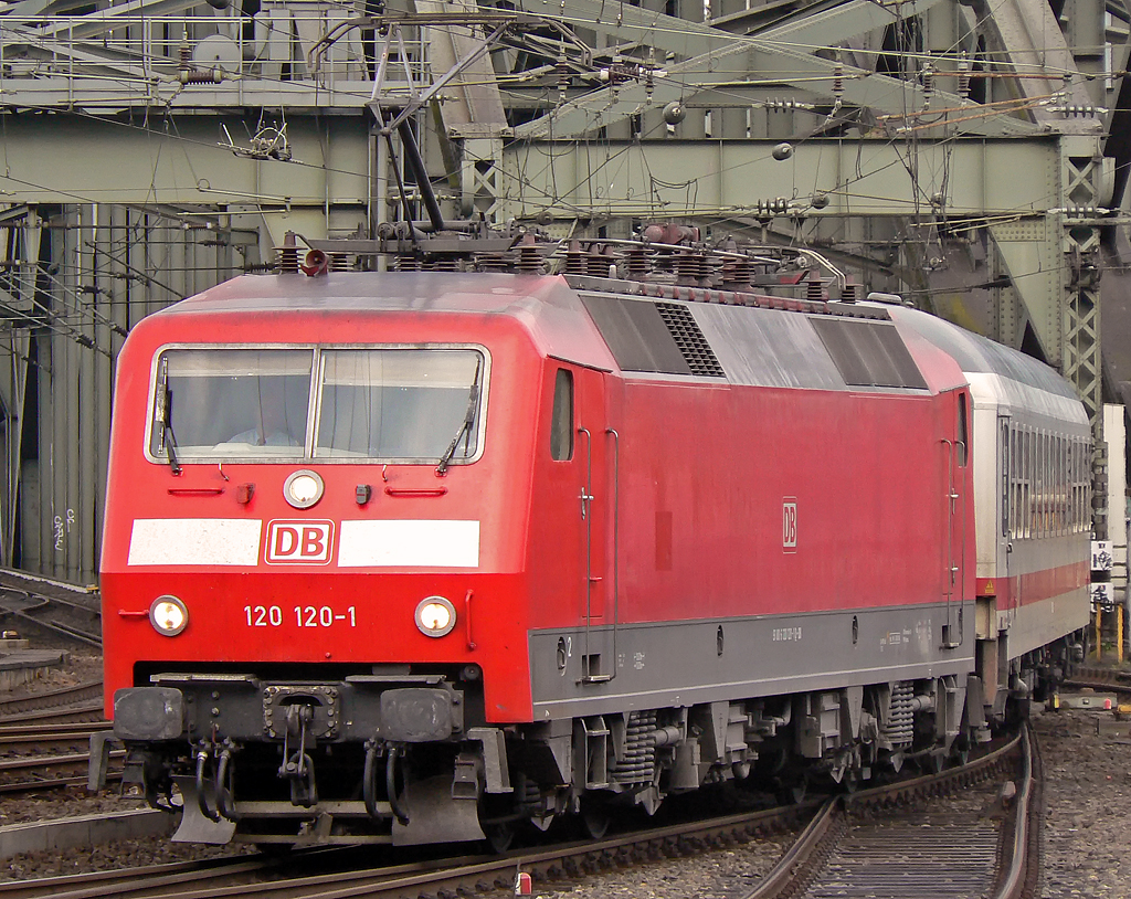 120 120-1 bei der Einfahrt in K�ln Hbf am 02.05.2010