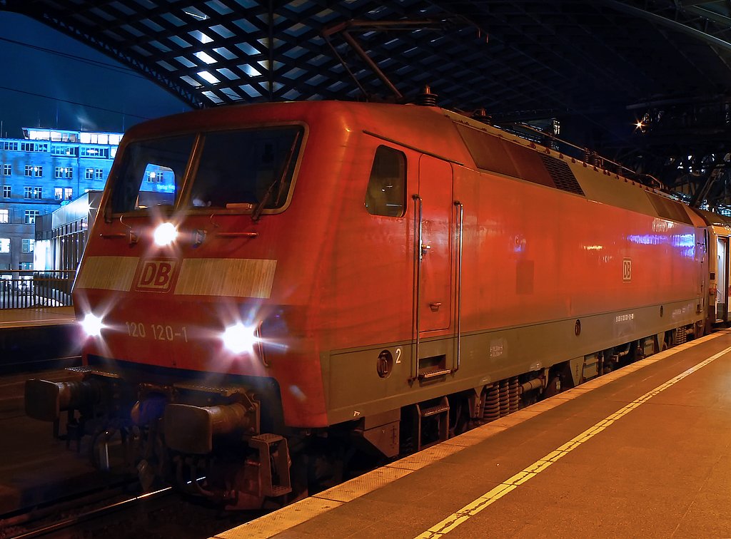 120 120-1 mit Ersatz IC nach Hamm und einer sehr attraktiven Lokf�hrerin in K�ln Hbf am 16.12.09