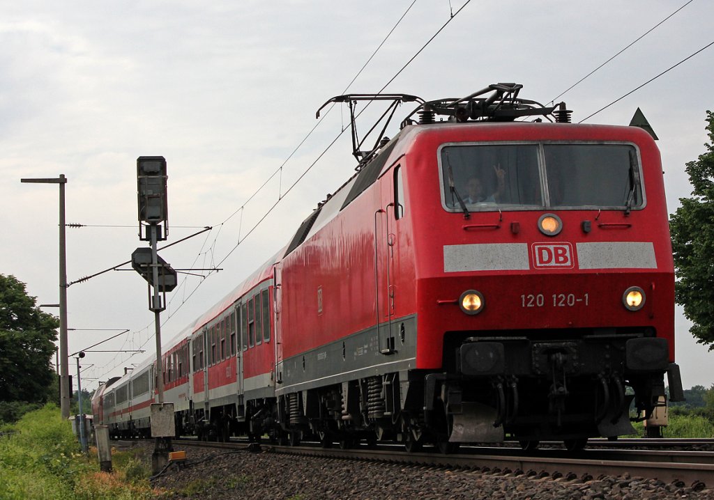 120 120-1 mit Schadwagenzug in Br�hl am 27.05.2012, Gru� an den Tf !!