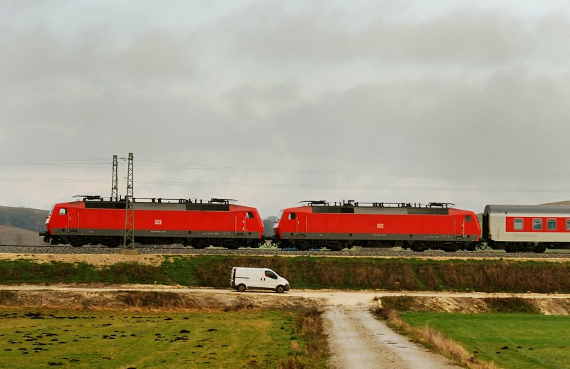 120 120 102-9 + 120 147-4 hingen am 10.12.09 am Ende eines Schad-PbZ auf der Strecke Ulm-Augsburg. Aufgenommen am 10.12.09, kurz nach Mindelaltheim.