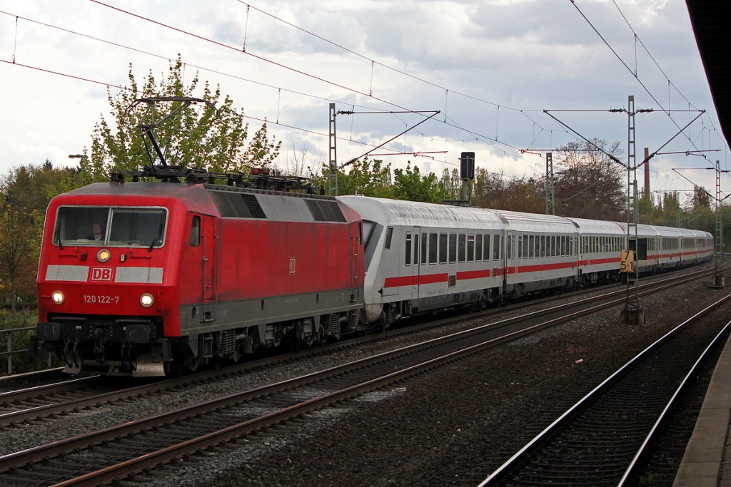 120 122-7 mit IC in K�ln Stammheim am 22.04.2012