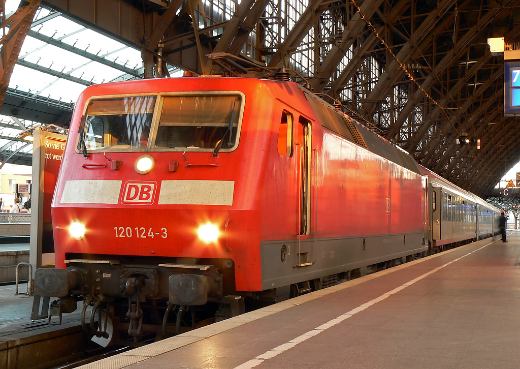 120 124-3 am EN 421 nach Wien West Bf. am 24.04.2010 in K�ln Hbf 