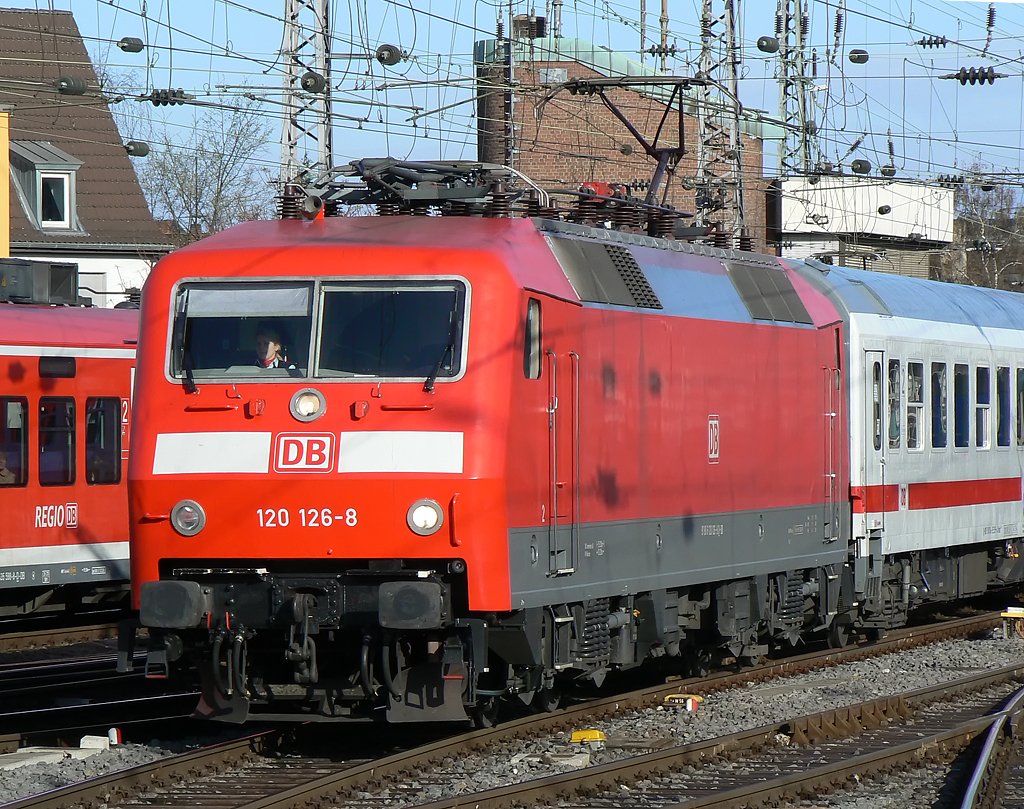 120 126-8 bei der Einfahrt in K�ln Hbf am 27.03.2010