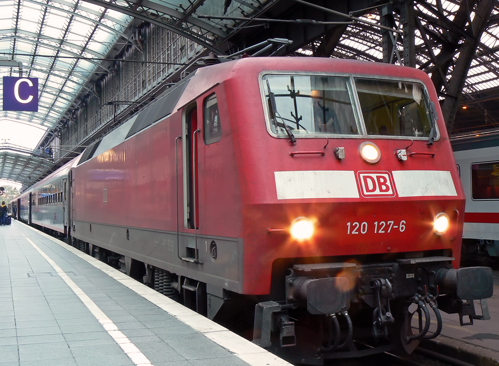 120 127-6 am EN421 aus Wien Westbf. auf Gleis 1 in K�ln Hbf am 16.10.2010