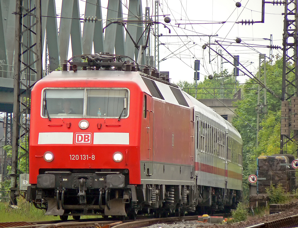 120 131-8 bei der Ausfahrt aus K�ln Deutzerfeld ; K�ln/Messe Deutz am 09.05.2010