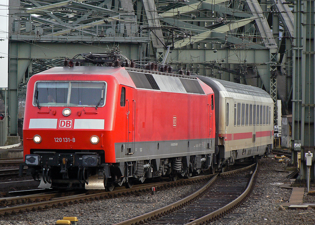 120 131-8 bei der Einfahrt in K�ln Hbf am 09.01.2011