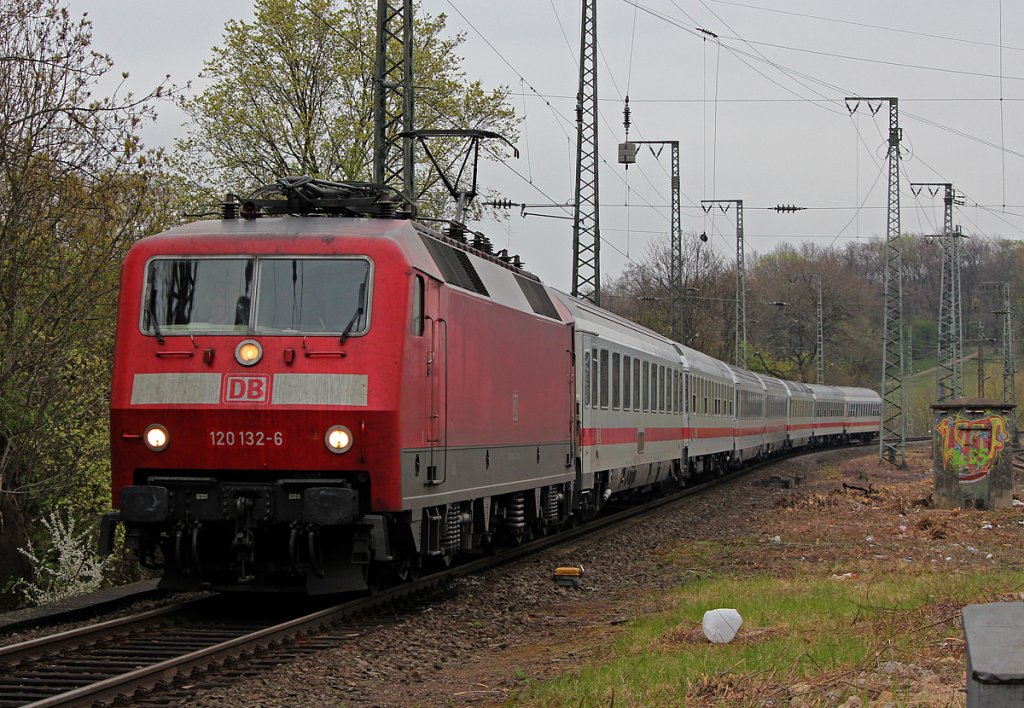 120 132-6 mit IC in K�ln West am 05.04.2012