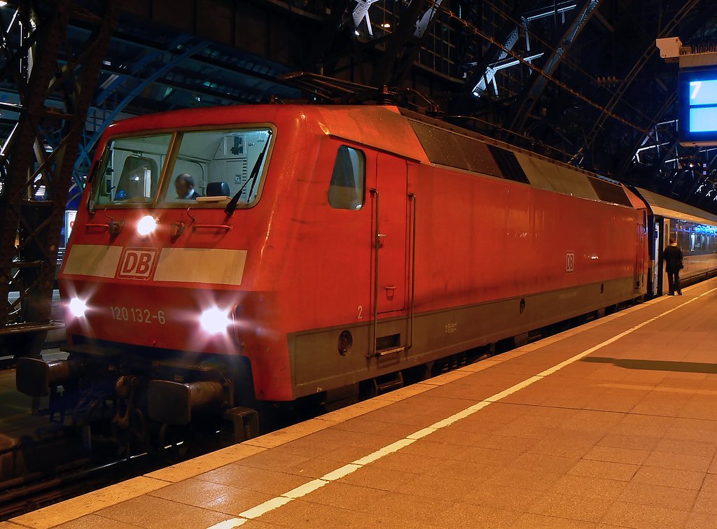 120 132-6 vor dem EN421 nach Wien Westbf. in K�ln Hbf am 16.01.2010