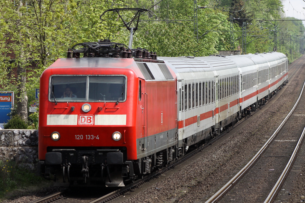 120 133-4 aufgenommen bei der Durchfahrt in Erkrath am 02.05.10