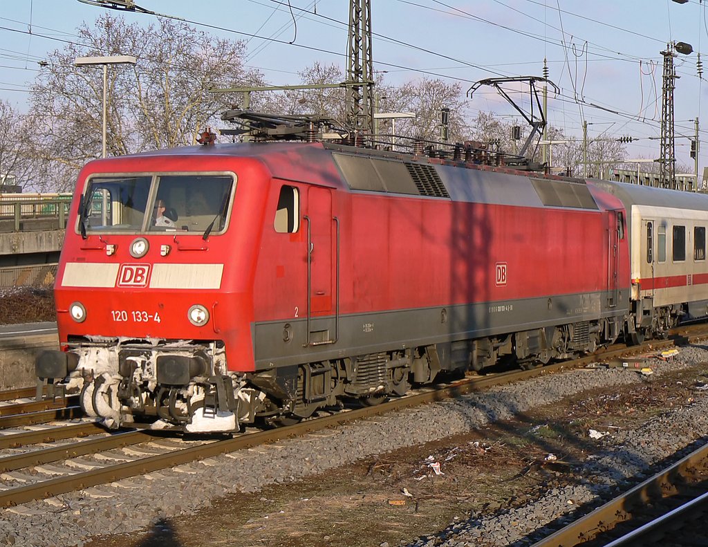 120 133-4 kommt bei traumhaftem Licht durch K�ln/Messe Deutz am 6.3.2010