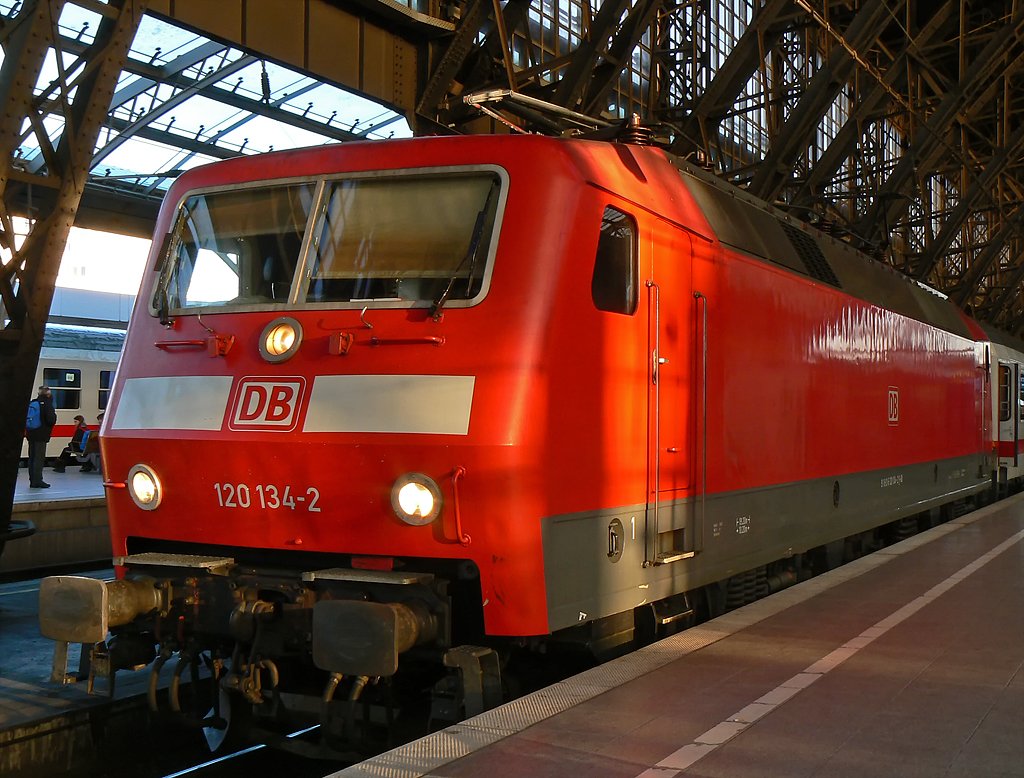 120 134-2 an Gleis 7 in K�ln Hbf. am 7.3.2010