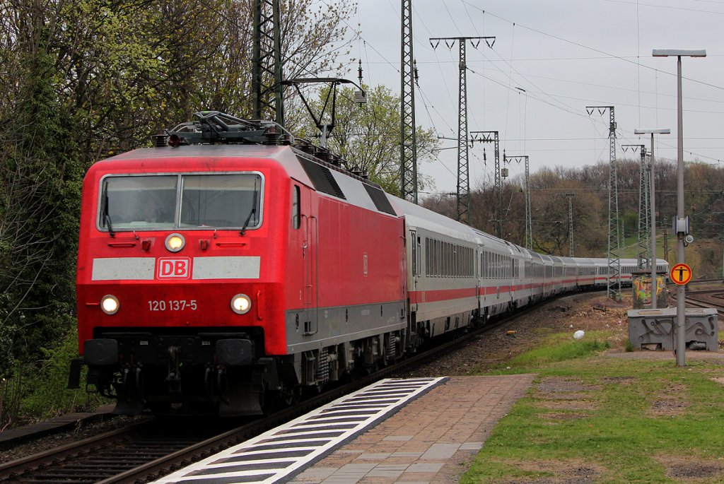 120 137-5 mit IC in K�ln West am 31.03.2012