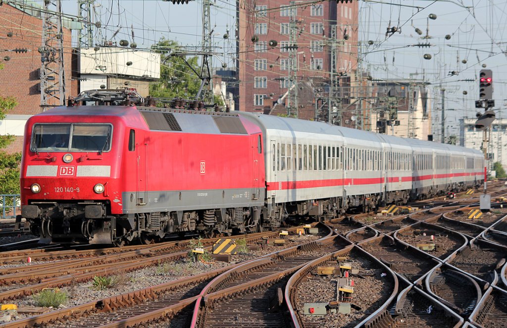 120 140-8 mit IC in K�ln Hbf am 07.05.2011 